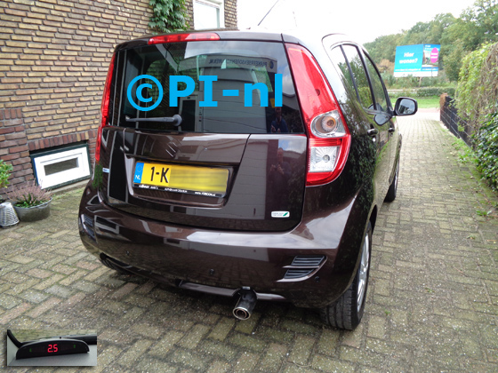 Parkeersensoren (set A 2020) ingebouwd door PI-nl in een Suzuki Splash uit 2013. De display werd linksvoor bij de a-stijl gemonteerd.