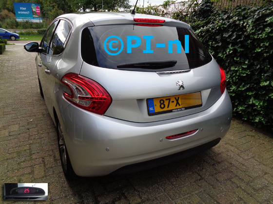 Parkeersensoren (set A 2020) ingebouwd door PI-nl in een Peugeot 208 met canbus uit 2012. De display werd linksvoor bij de a-stijl gemonteerd. Er werden standaard zilveren sensoren gemonteerd.