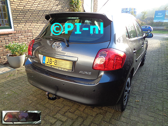 Parkeersensoren (set D 2020) ingebouwd door PI-nl in een Toyota Auris uit 2008. De spiegeldisplay is van de set met bumpercamera en sensoren.