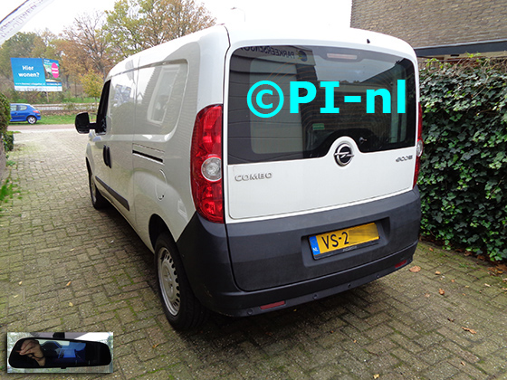 Camera-set (bumpercamera-set 2020) ingebouwd door PI-nl in een Opel Combo uit 2015. De spiegeldisplay is van de set met bumpercamera.