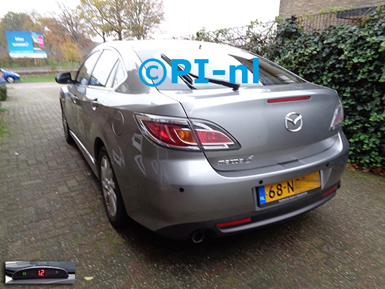 Parkeersensoren (set A 2020) ingebouwd door PI-nl in een Mazda 6 hatchback uit 2010. De display werd linksvoor bij de a-stijl gemonteerd.