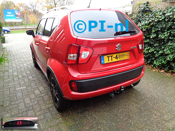 Parkeersensoren (set A 2020) ingebouwd door PI-nl in een Suzuki Ignis uit 2020. De display werd linksvoor bij de a-stijl gemonteerd.