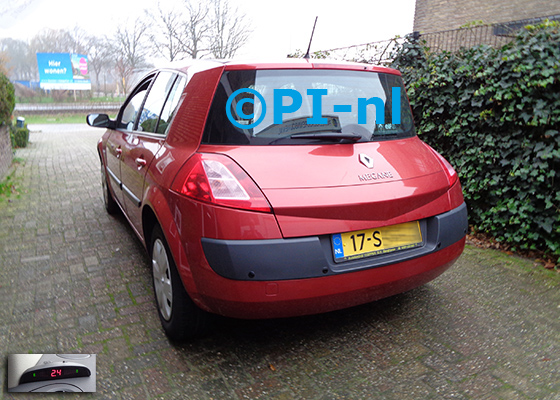 Parkeersensoren (set A 2020) ingebouwd door PI-nl in een Renault Megane uit 2005. De display werd linksvoor bij de a-stijl gemonteerd.