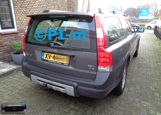 Parkeersensoren (set A 2021) ingebouwd door PI-nl in een Volvo XC70 uit 2005. De display werd linksvoor op het dashboard gemonteerd.