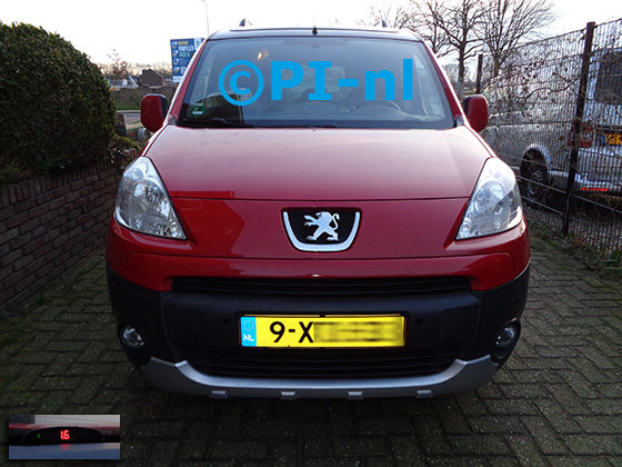 Parkeersensoren (set A 2021) ingebouwd door PI-nl in de voorbumper van een Peugeot Partner Tepee uit 2011. De display werd links op het display gemonteerd.