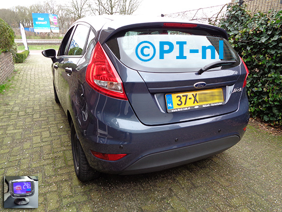 Parkeersensoren (set B 2021) ingebouwd door PI-nl in een Ford Fiesta met canbus uit 2014. De display werd linksvoor bij de a-stijl gemonteerd.