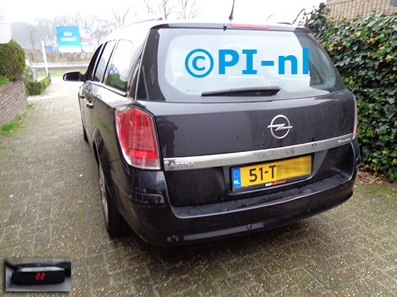 Parkeersensoren (set A 2021) ingebouwd door PI-nl in een Opel Astra Wagon uit 2007. De display werd linksvoor bij de a-stijl gemonteerd.