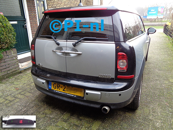 Parkeersensoren (set A 2021) ingebouwd door PI-nl in een Mini Clubman Cooper met canbus uit 2008. De display werd linksvoor bij de a-stijl gemonteerd.