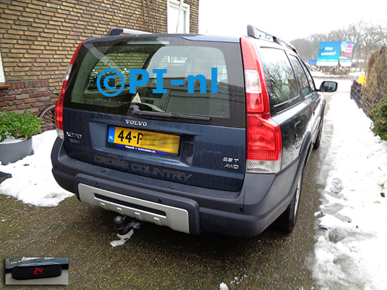 Parkeersensoren (set A 2021) ingebouwd door PI-nl in een Volvo XC70 uit 2005. De display werd linksvoor op het dashboard gemonteerd.