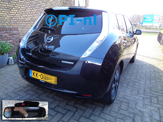 OEM-parkeersensoren (set H 2021) ingebouwd door PI-nl in een Nissan Leaf uit 2016. De display werd op de binnenspiegel gemonteerd.