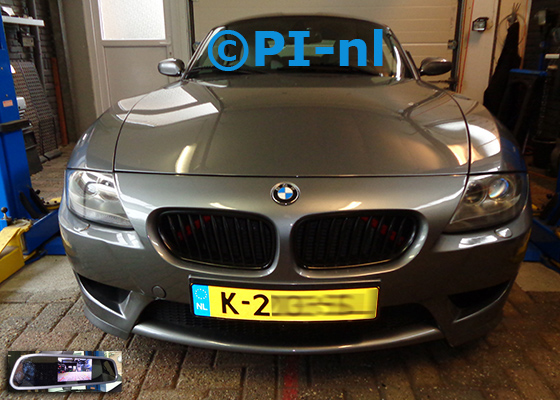 Parkeercamera (bumpercamera-set 2021) ingebouwd door PI-nl in een BMW Z4 M Coupe uit 2008. De spiegeldisplay is van de set met bumpercamera, in een beugeltje onder de kentekenplaat gemonteerd.