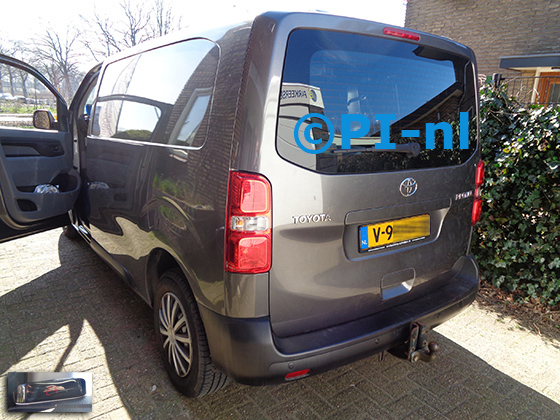 Parkeersensoren (set A 2021) ingebouwd door PI-nl in een Toyota Proace Worker uit 2016. De display werd linksvoor bij de a-stijl gemonteerd. De sensoren werden antraciet gespoten.