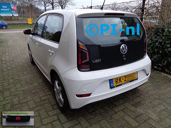 Parkeersensoren (set A 2021) ingebouwd door PI-nl in een Volkswagen Up! met canbus uit 2017. De display werd linksvoor op het dashboard gemonteerd.