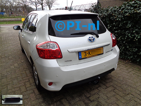 Parkeersensoren (set A 2021) ingebouwd door PI-nl in een Toyota Auris Hybrid uit 2011. De display werd linksvoor bij de a-stijl gemonteerd.