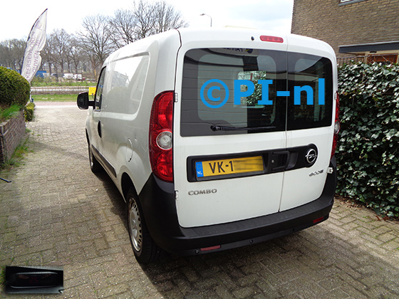Parkeersensoren (set A 2021) ingebouwd door PI-nl in een Opel Combo uit 2014. De display werd linksvoor bij de a-stijl gemonteerd.
