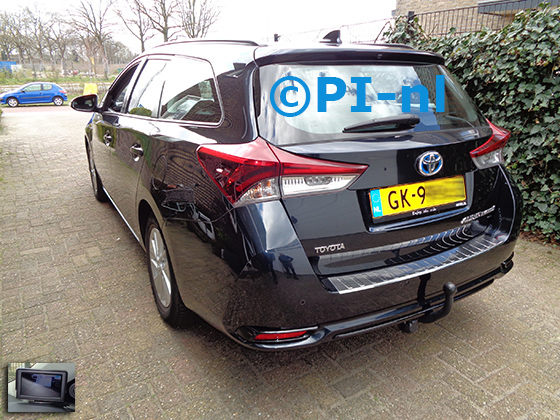 OEM-parkeersensoren (set I 2021) ingebouwd door PI-nl in een Toyota Auris Touring Sports Hybrid met canbus uit 2015. De monitor is van de set met bumpercamera en sensoren, en werd rechtsvoor op het dashboard gemonteerd.