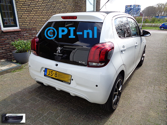 Parkeersensoren (set A 2021) ingebouwd door PI-nl in een Peugeot 108 met canbus uit 2016. De display werd linksvoor bij de a-stijl gemonteerd.