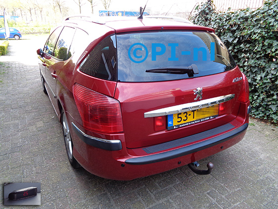 Parkeersensoren (set A 2021) ingebouwd door PI-nl in een Peugeot 407 SW met canbus uit 2007. De display werd linksvoor op het dashboard gemonteerd.