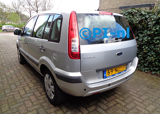 Parkeersensoren (set E 2021) ingebouwd door PI-nl in een Ford Fusion uit 2011. De pieper werd voorin gemonteerd.