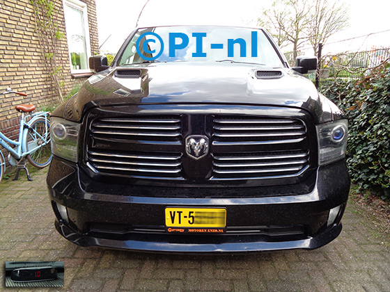 Parkeersensoren (set A 2021) ingebouwd door PI-nl in de voorbumper van een Dodge Ram 1500 pick up uit 2013. De display werd midden op het dashboard gemonteerd.