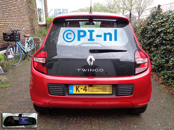Parkeercamera (camera-set 2021) ingebouwd door PI-nl in een Renault Twingo met canbus uit 2019. De spiegeldisplay is van de set met kentekenplaatcamera.