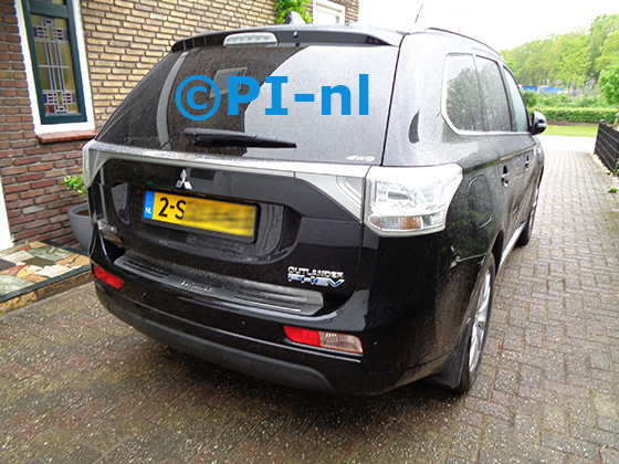Parkeersensoren (set E 2021) ingebouwd door PI-nl in een Mitsubishi Outlander PHEV met canbus uit 2013. De pieper werd achterin gemonteerd.
