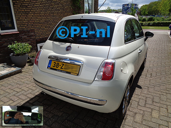 Parkeersensoren (set A 2021) ingebouwd door PI-nl in een Fiat 500 uit 2013. De display werd op de binnenspiegel gemonteerd.