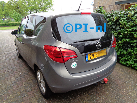 Parkeersensoren (set E 2021) ingebouwd door PI-nl in een Opel Meriva met canbus uit 2011. De pieper werd achterin gemonteerd.