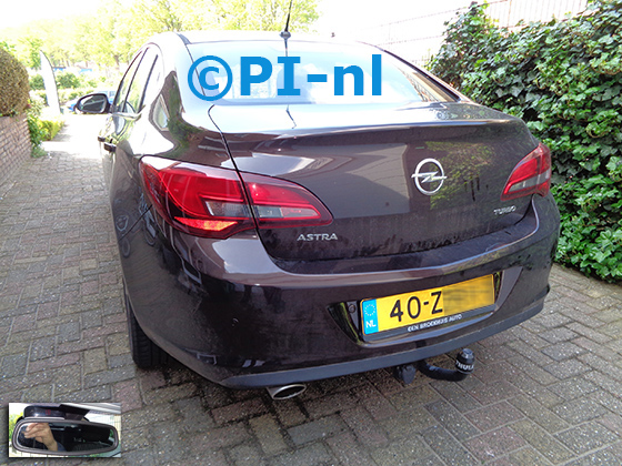 Parkeersensoren (set A 2021) ingebouwd door PI-nl in een Opel Astra sedan met canbus uit 2012. De display werd op de binnenspiegel gemonteerd.