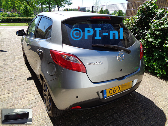 Parkeersensoren (set A 2021) ingebouwd door PI-nl in een Mazda 2 uit 2012. De display werd linksvoor bij de a-stijl gemonteerd.