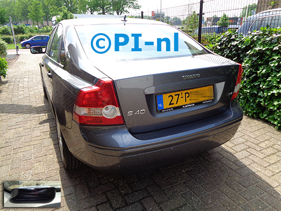 Parkeersensoren (set A 2021) ingebouwd door PI-nl in een Volvo S40 uit 2005. De display werd linksvoor bij de a-stijl gemonteerd.