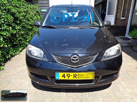 Parkeersensoren (set A 2021) ingebouwd door PI-nl in de voorbumper van een Mazda 2 Automaat uit 2005. De display werd linksvoor op het dashboard gemonteerd.