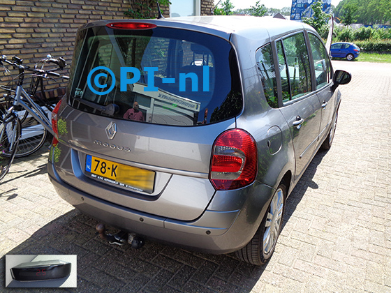 Parkeersensoren (set A 2021) ingebouwd door PI-nl in een Renault Grand Modus uit 2010. De display werd linksvoor bij de a-stijl gemonteerd.