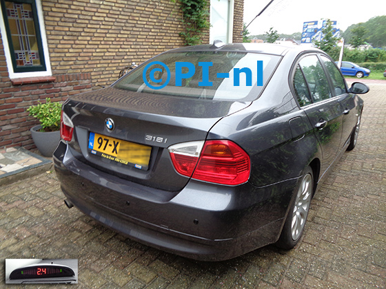 Parkeersensoren (set A 2021) ingebouwd door PI-nl in een BMW 318i met canbus uit 2007. De display werd linksvoor bij de a-stijl gemonteerd.