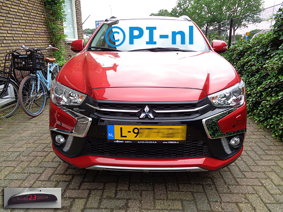 Parkeersensoren (set A 2021) ingebouwd door PI-nl in de voorbumper van een Mitsubishi ASX uit 2018. De display werd linksvoor bij de a-stijl gemonteerd.