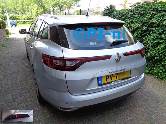 Parkeersensoren (set A 2021) ingebouwd door PI-nl in een Renault Megane Estate uit 2017. De display werd linksvoor bij de a-stijl gemonteerd.