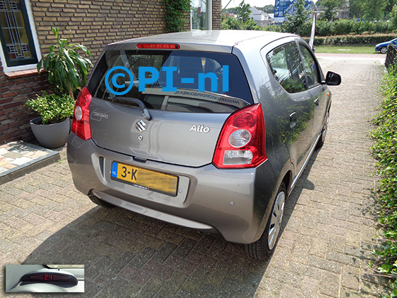 Parkeersensoren (set A 2021) ingebouwd door PI-nl in een Suzuki Alto uit 2013. De display werd linksvoor bij de a-stijl gemonteerd.