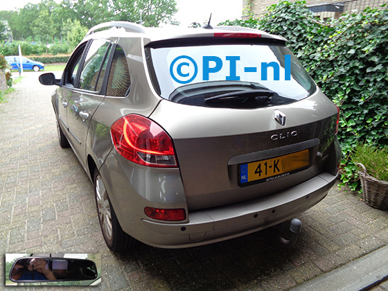 Parkeersensoren (set D 2021) ingebouwd door PI-nl in een Renault Clio Estate uit 2010. De spiegeldisplay is van de set met bumpercamera en sensoren.