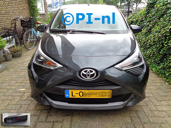 Parkeersensoren (set A 2021) ingebouwd door PI-nl in de voorbumper van een Toyota Aygo (nieuw) uit 2021. De display werd linksvoor bij de a-stijl gemonteerd.