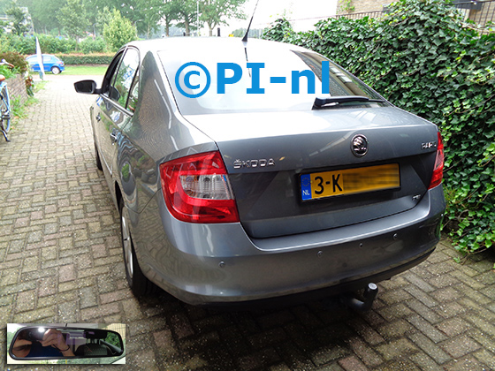 Parkeersensoren (set D 2021) ingebouwd door PI-nl in een Skoda Rapid hatchback met canbus uit 2013. De spiegeldisplay is van de set met bumpercamera en sensoren.