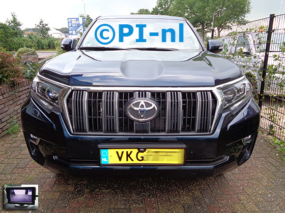 Parkeersensoren en camera (set D 2021) ingebouwd door PI-nl in de voorbumper van een Toyota LandCruiser (nieuw) uit 2021. De monitor is van de set met kentekenplaatcamera en sensoren.