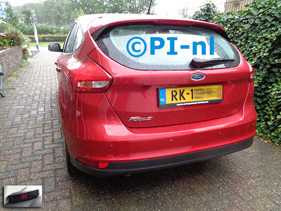 Parkeersensoren (set A 2021) ingebouwd door PI-nl in een Ford Focus Trend TDCI hatchback met canbus uit 2015. De display werd linksvoor bij de a-stijl gemonteerd.
