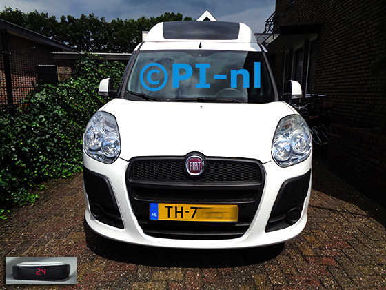 Parkeersensoren (set A 2021) ingebouwd door PI-nl in de voorbumper van een Fiat Doblo uit 2013. De display werd linksvoor op het dashboard gemonteerd.