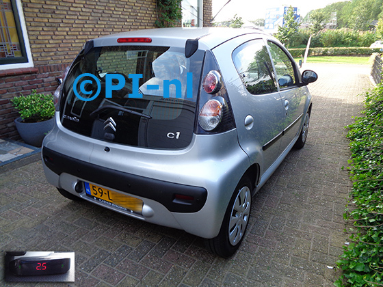 Parkeersensoren (set A 2020) ingebouwd door PI-nl in een Citroen C1 uit 2018. De display werd linksvoor bij de a-stijl gemonteerd.