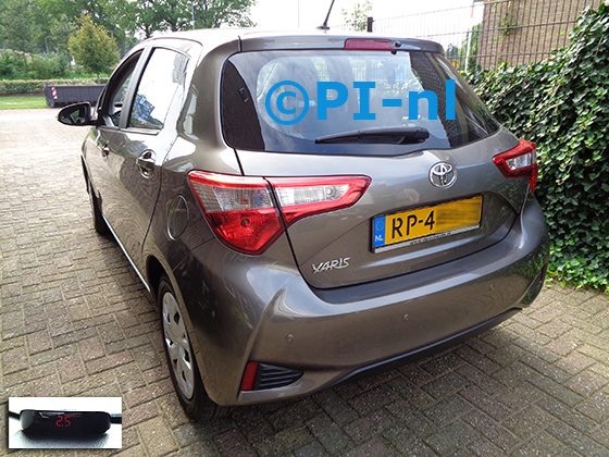 Parkeersensoren (set A 2021) ingebouwd door PI-nl in een Toyota Yaris met canbus uit 2018. De display werd linksvoor bij de a-stijl gemonteerd.