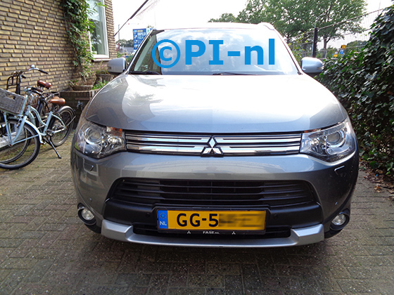 Parkeersensoren (set A 2020) ingebouwd door PI-nl in de voorbumper van een Mitsubishi Outlander PHEV uit 2015. De display werd linksvoor bij de a-stijl gemonteerd.