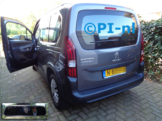 Parkeersensoren (set D 2021) ingebouwd door PI-nl in een Peugeot Rifter met canbus uit 2019. De spiegeldisplay is van de set met bumpercamera en sensoren.