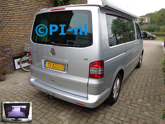 Parkeersensoren (set D 2021) ingebouwd door PI-nl in een Volkswagen Transporter TDI California camperbus met canbus uit 2006. De monitor is van de set met bumpercamera en sensoren.