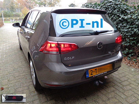 Parkeersensoren (set A 2021) ingebouwd door PI-nl in een Volkswagen Golf TSI met canbus uit 2014. De display werd linksvoor bij de a-stijl gemonteerd.