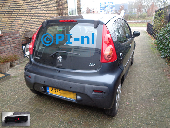 Parkeersensoren (set A 2021) ingebouwd door PI-nl in een Peugeot 107 uit 2011. De display werd linksvoor bij de a-stijl gemonteerd.